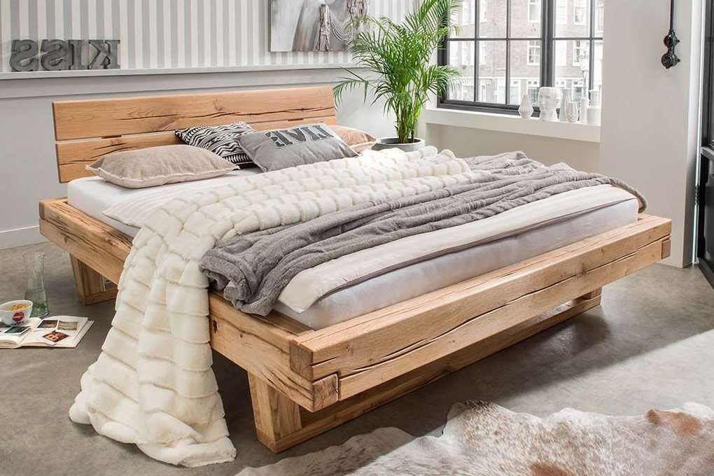Holzbalkenbett aus Eichenholz mit Holzkufen und massiven Kopfteil