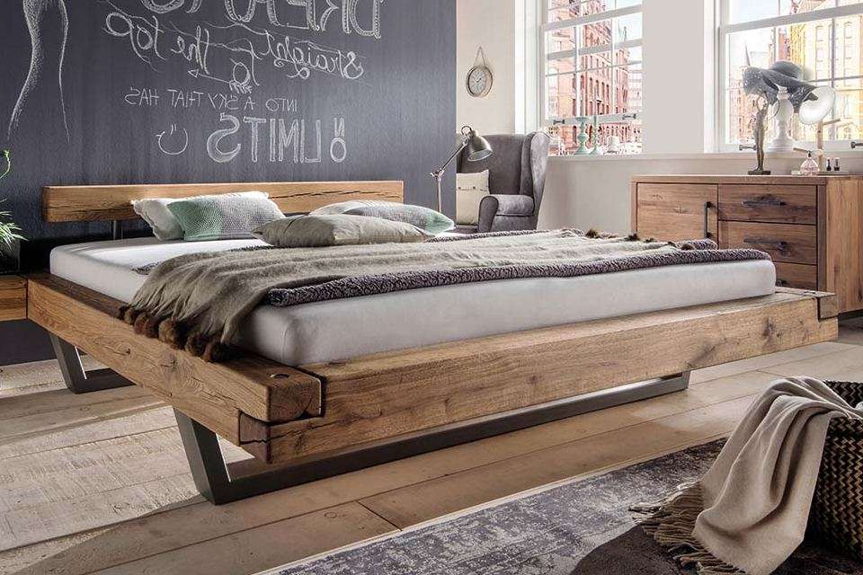 Holzbalkenbett aus Eichenholz mit rustikaler Schwebe-Optik durch Metall-Kufen als Bausatz zum selber bauen