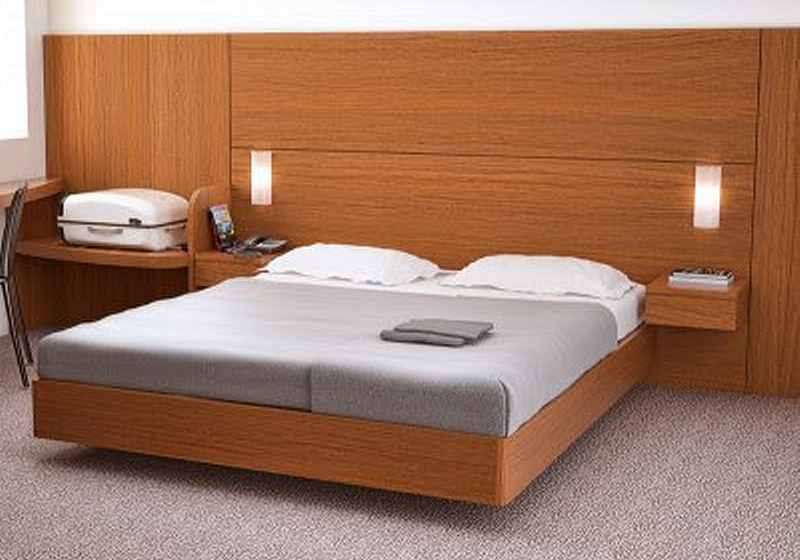 Holzbett schwebend mit Wandpaneele Holzdekor-Kopfteil